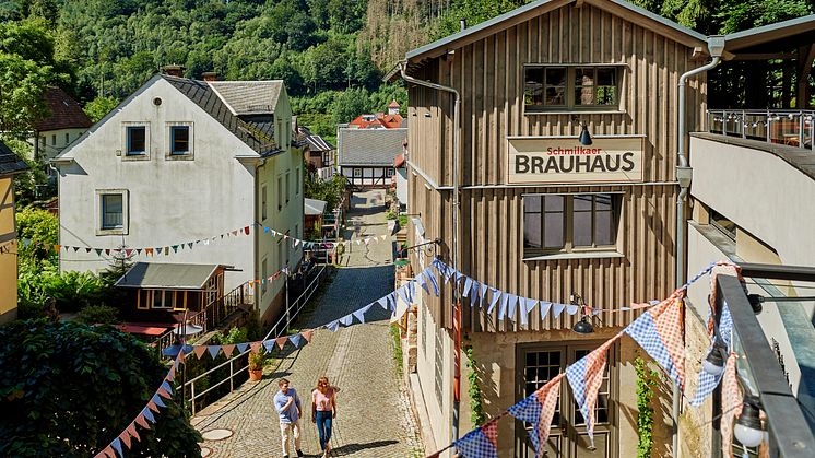 Bad Schandau_Schmilka_Paar_erkundet_Altstadt
