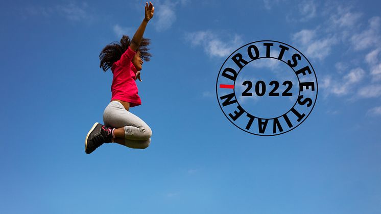 33966741-happy-curly-girl-jump-pulling-legs-over-clear-sky_med märke