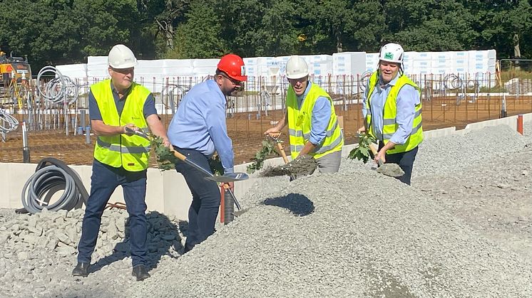 Från vänster: Jan-Erik Svensson, ledamot KHF Tingsbackens trygga hem, Per Ribacke, ordförande i föreningen, Magnus Laneborg, marknadsområdeschef Riksbyggen och Magnus Olsson, vd HIC Construction