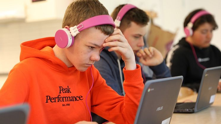 William på Drakbergsskolan i Tynnered provar en första version av Mexikos minne i maj 2022. Foto: Mattias Kästel