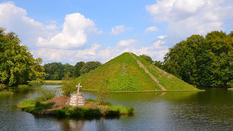 Faszinierende Form: Eine Pyramide mitten im See im Branitzer Park bei Cottbus (TMB-Fotoarchiv / Matthias Schäfer)