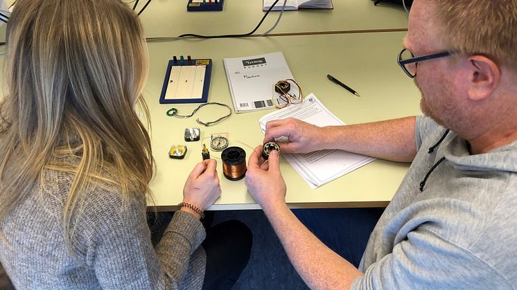 Studenterna från Volvo har tidigare konstruerat en likströmsmotor, nu ska de istället ta sig an uppgiften att tillverka en liten växelströmsmotor. Under kursen varvas teori och praktik.