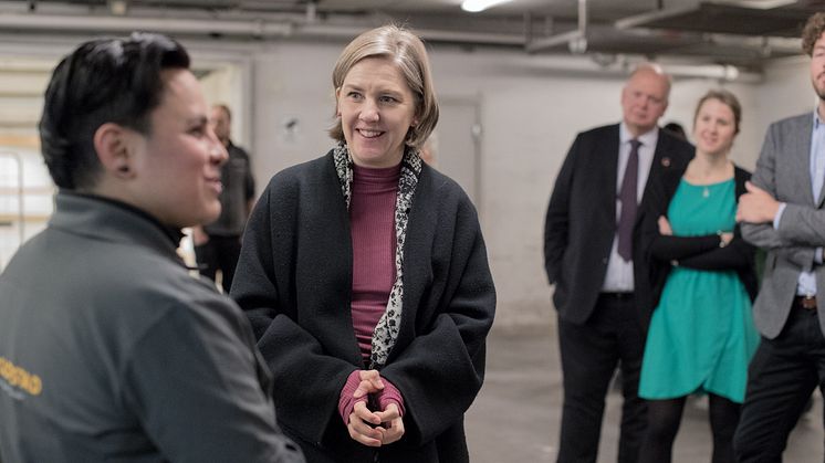 Karolina Skog besöker Älskade stads samlastningscentral