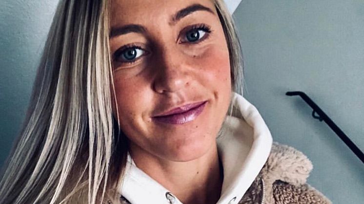 Julia Karlernäs betalar tillbaka till projektet Lagkamrat