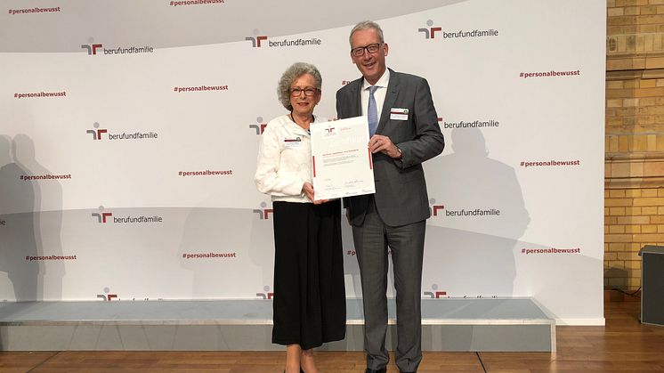 Christina Redeker und Dr. Joachim Goldbeck von der apoBank bei der Verleihung in Berlin; Foto: apoBank