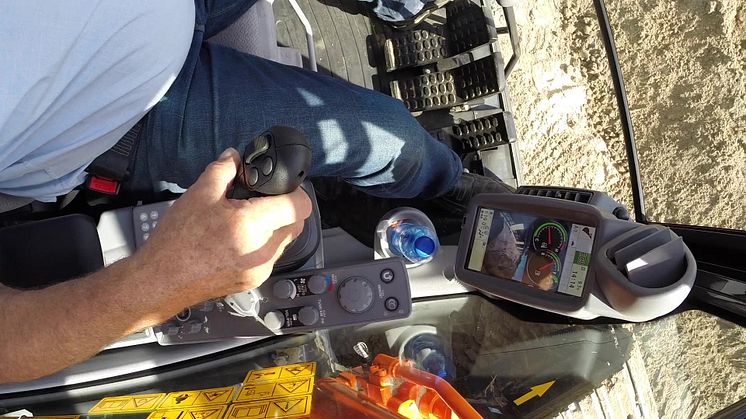 ZX225-6 från Hitachi kompakt  bandgrävare med bibehållen styrka