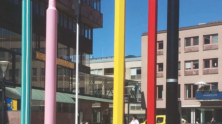 "Säg det högt! / Say It Out Loud!", 0,35 x 6 meter, stål, Melissa Henderson.