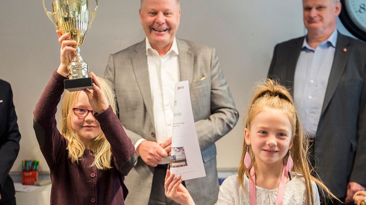 Julia och Agnes från Pilgrimsskolan tar emot Lilla säkerhetspriset av MTR Nordics VD Peter Viinapuu. (Högupplöst)