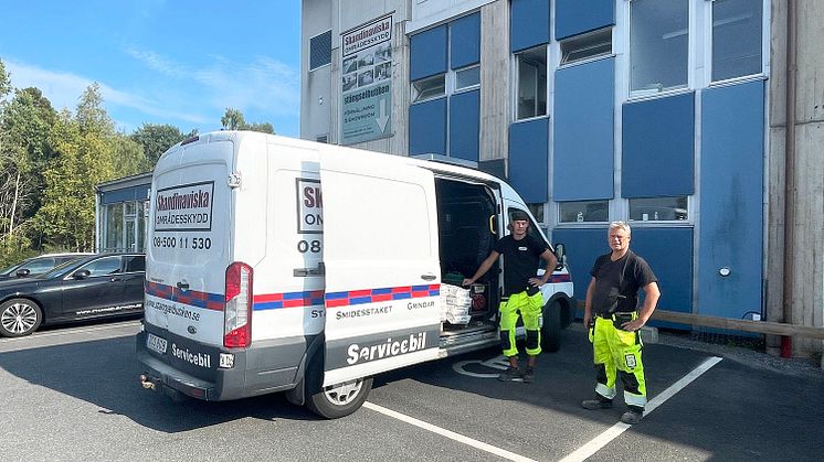 Skandinaviska Områdesskydds servicebil körs av Victor och Stefan