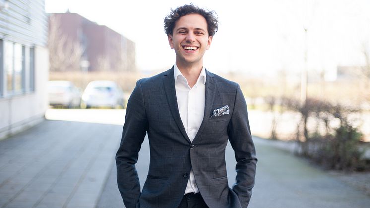 Entreprenören Oliver Titikic från Helsingborg får Kompassrosstipendiet 2020 för juridiskt nytänkande, Foto: Stiftelsen Ungt Ledarskap
