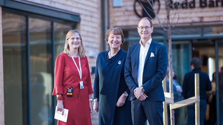Birgitte Lange generalsekretær i Redd Barna, Marianne Borgen ordfører i Oslo og administrerende direktør Eirik Thrygg i Höegh Eiendom. Foto: Kenneth Williams 
