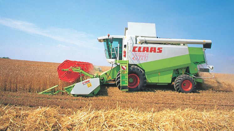 For nøyaktig 25 år siden, den 12. november 1995, presenterte CLAAS den kraftigste skurtreskeren i verden på Agritechnica: LEXION 480 med banebrytende hybrid treske- og utskillingsteknologi, takket være kombinasjonen av APS og ROTO PLUS.
