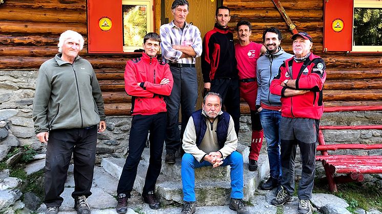 Thomas Bross, Alex Bratu și Radu Decebal Bunea (dreapta) alături de ceilalți membri ai Asociației Salvamont Victoria.