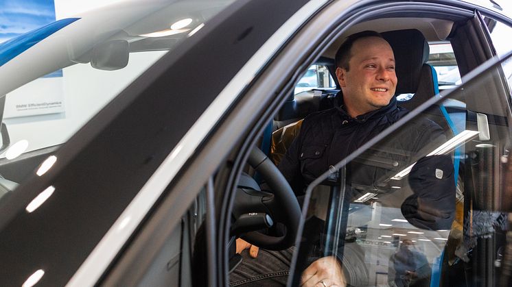 Tuomas Renlund voitti täyssähköisen BMW i3:n hole in onella Asuntomessut Invitationalissa Porin Yyterissä.