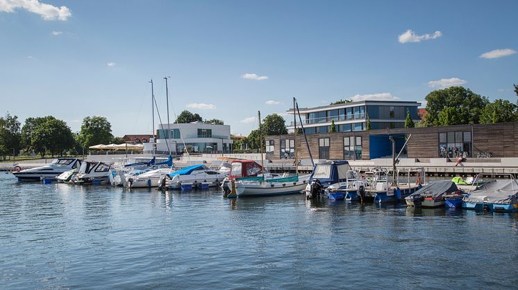 Das mittlerweile 7. Senftenberger Hafenfest lädt am Wochenende mit Konzerten und einer großen Sommerparty zum Flanieren und Verweilen ein. Foto: TMB-Fotoarchiv/Steffen Lehmann. 