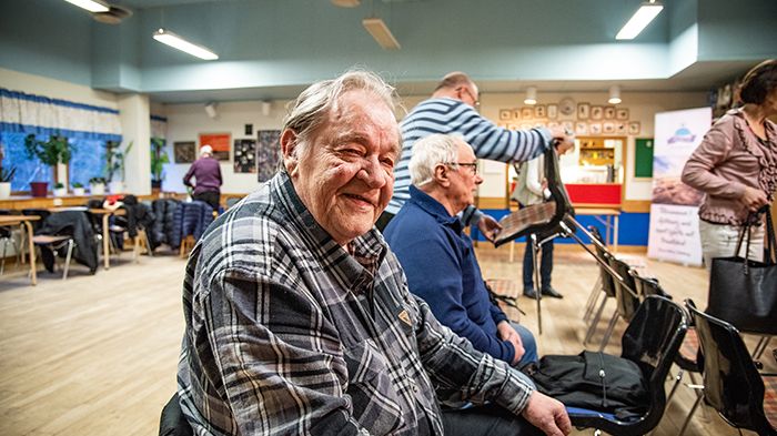 Pekka Merinen sjunger bas i Da Capo-kören. 23 februari på Sverigefinnarnas dag uppträder kören på Tuve bibliotek.