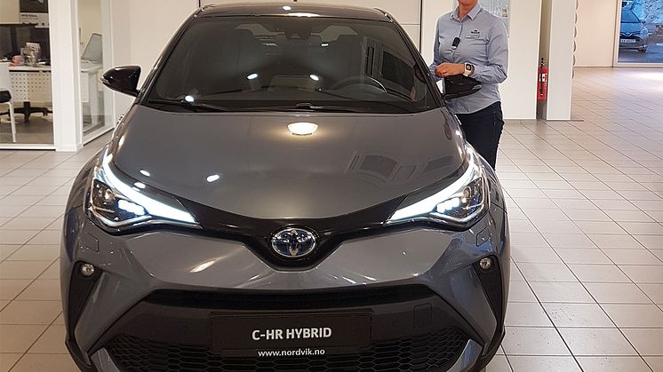 Klar for lansering: Astrid Fridheim Karijord med nye Toyota C-HR som lanseres i Mosjøen denne uken. Foto: Nordvik AS.