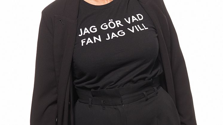 Stort intresse och extraföreställning insatt när Katrin Sundberg firar 40 år på scenen med Sverigeturné för soloföreställningen ”Jag gör vad fan jag vill”!