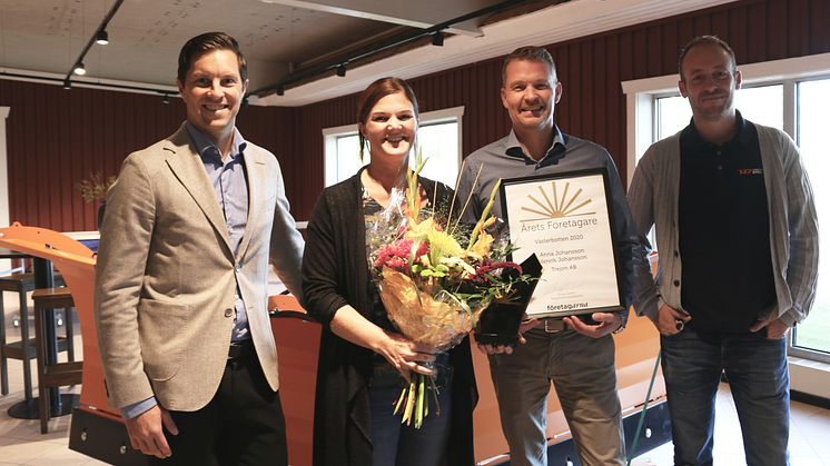 Jonas Nordin, Företagarna Västerbotten, med vinnarna Anna och Henrik Johansson på Trejon. Till höger på bilden Emil Palm, ordförande i Företagarna Vännäs.
