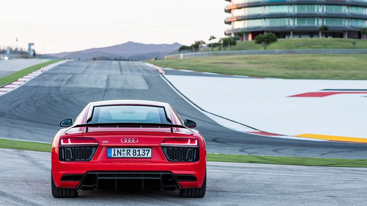R8 Dynamite Red static rear