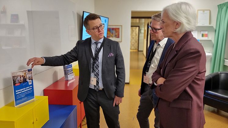 Andreas Lundqvist, enhetschef Glesbydsmedicinskt centrum, tillsammans med Göran Larsson, FoU-direktör och sjukvårdsminister Acko Ankarberg Johansson.