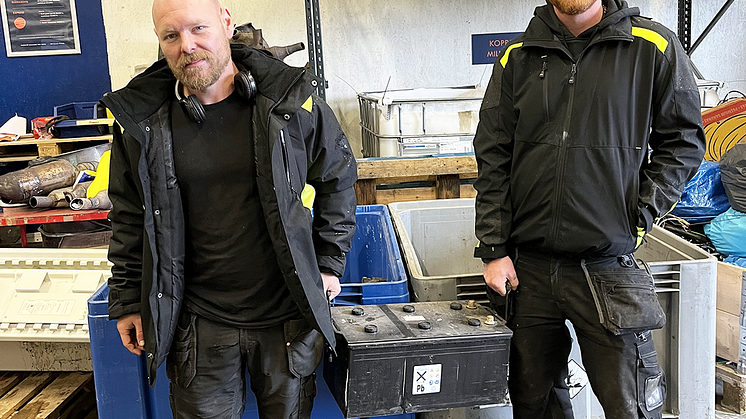 Stefan och Fredrik på SkrotSmart i Örebro har värdefulla tips till alla kunder som vill återvinna blybatterier rätt och lönsamt. 