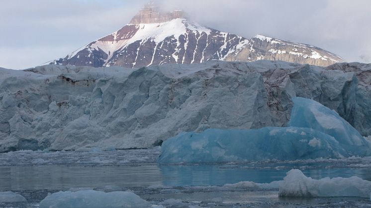 Isberg og fjell, Svalbard 