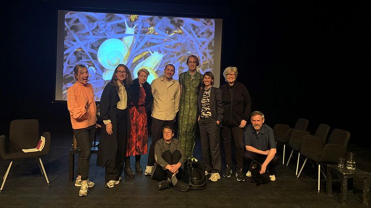 Foto från disputationen: (från vänster) Maria Hedman Hvitfeldt, Lina Selander, Jenny Sundén, Viktor Neumann, Ester Martin Bergsmark, Wibke Straube, Sher Doruff. På golvet: Susan M Winterling, Martin Hargreaves. Foto: SKH