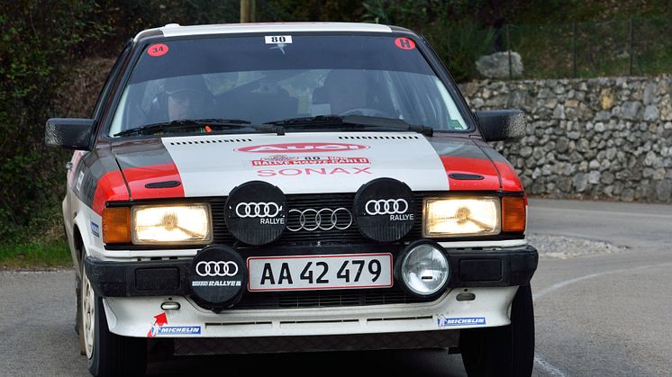 Audi 80 på asfalt forfra (foto Michael Eisenberg)