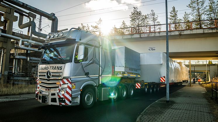 Veolia_Boxberg_2_Klaerschlammtrockner_vier-Einweiser-waren-noetig-damit-auch-Engstellen-sicher-passiert-werden-konnten.jpg