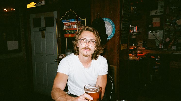 Når Marc Rebillet står på Store VEGAs scene den 10. marts bliver det med store portioner af charme, vittigheder og en bagage spækket med eksperimenterende kompositioner.