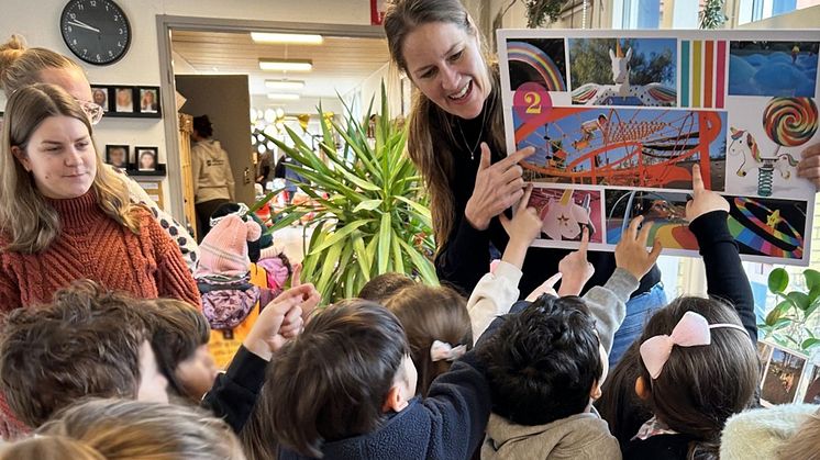 Barnen har fått bestämma vilket tema de vill att nya lekplatsen på Adolfsberg ska få. Här är Cecilia Fredriksson, samhällsplanerare i Helsingborgs stad, mitt i en livfull dialog med en grupp förskolebarn.