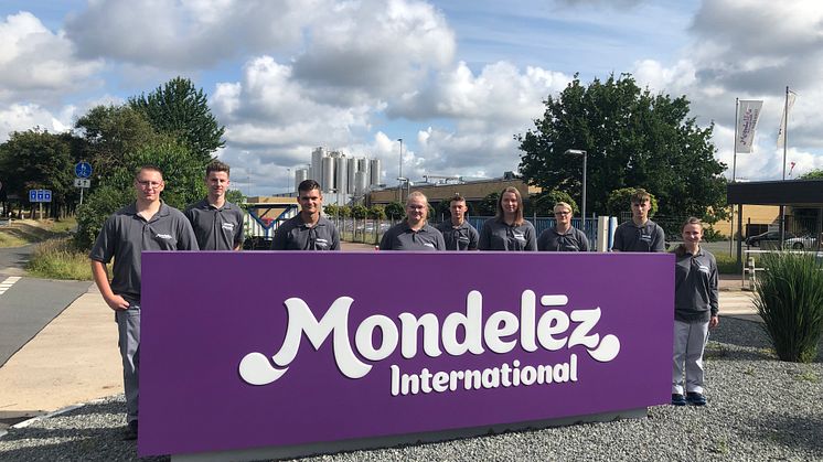 Die neuen Auszubildenden im Mondelēz International Werk in Bad Fallingbostel: Noel Pollet, Henry Feldmann, Mattis Klar, Carina Dreyer, Lars Behrendt, Dana Gericke, Marlon Erik Zilz, Marlind Kazani, Stefanie Kirmeß (li. n. re.)/Mondelēz International