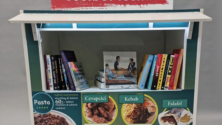 Minibibliotek - Falafel by Youssif med böcker framifrån
