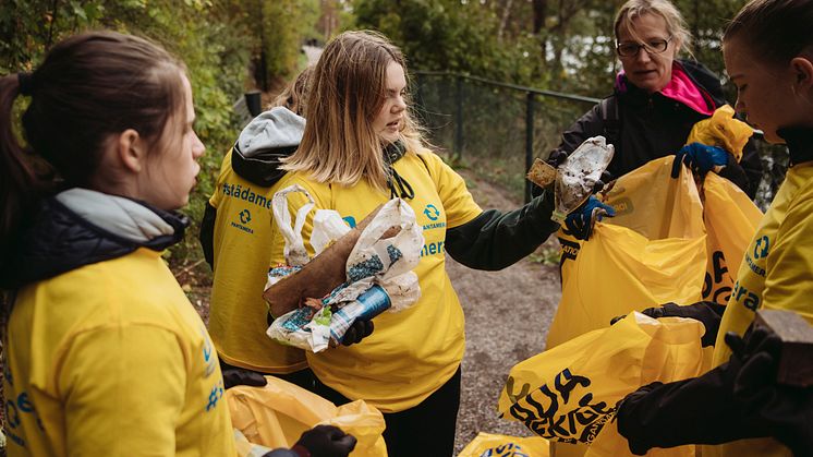 Idrottsungdomar kan ges städuppdrag i miljön, tack vare människors pantande. Arkivfoto: Erik Simander
