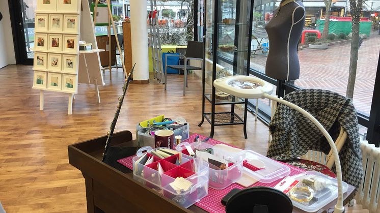 Pop-up Pavillon Kunstausstellung Malerei