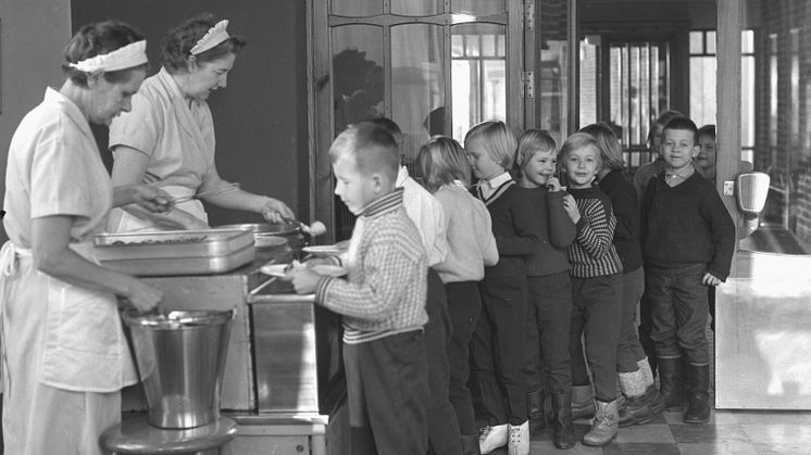 Barnbespisning i Mossebergsskolan år 1963. Skolan uppfördes på 1950-talet som en småskola i den nybyggda stadsdelen Guldheden. Kulturmiljön präglas än idag av den tidens ideal och formspråk. Foto: Hjörnearkivet, Göteborgs stadsmuseum