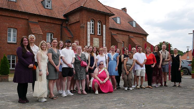 Teilnehmende des Blended Intensive Programmes vor dem Museum im Zeughaus mit Dozent Magnus Frampton (Uni Vechta, Zweiter v. l.), Olga Siegmunt (Uni Vechta, Fünfte v.l.), Kirsi Autio (Hochschule Karelia, r.) sowie Ulene Schiller (Vierte von rechts).