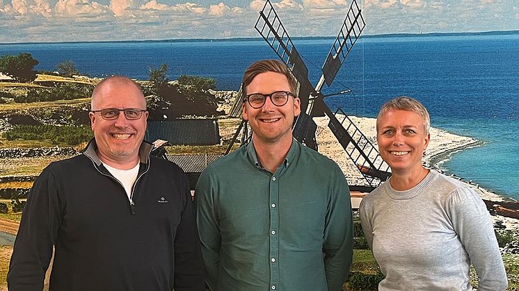 Martin Engdahl, Bintel, Gustav Löfgren, Kalmar Energi och Jennie Orton, Bintel, ser fram emot ett gott samarbete för en smart avfallshantering i regionen.