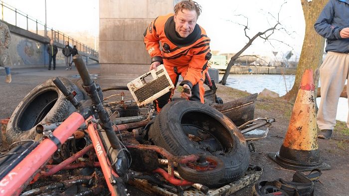 Fritidsdykaren Fredrik Johansson bärgar allsköns skit ur Mälaren. Foto: Björn Alvarsson