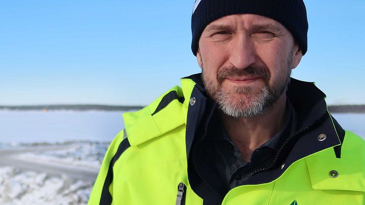 – Vilka slitlager man ska använda är ett komplext problem för alla hamnar. Det finns ingen standard så vi får experimentera för att hitta rätt nivå, säger Lars Wikström som är infrastrukturansvarig på Piteå Port & Hub. Bild: Ulrika Weinz