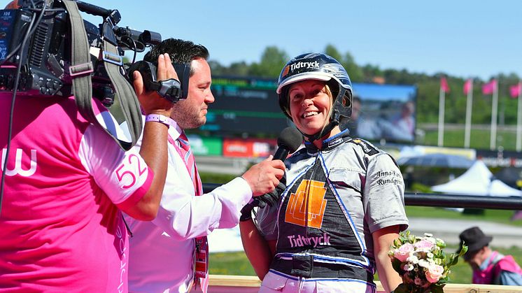 Anna-Karin Rundqvist intervjuas efter seger under Elitloppshelgen 2017. Foto: TR Media/Kanal 75