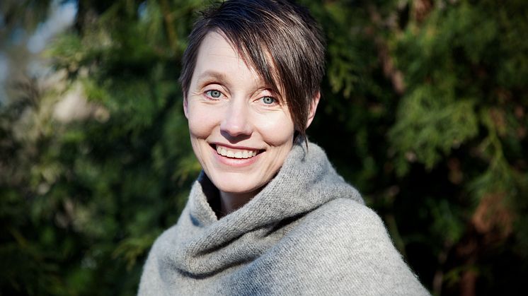 Ingeborg Arvola har skrevet en rekke bøker for både barn og voksne. Forfatterskapet hennes preges av å gi det tapre barnet et ansikt. I serien om Buffy By, løfter hun frem det fattig barn i dagens Norge. Foto: Anna Julia Granberg © Blunderbuss