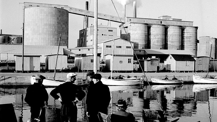 Cementfabriken med fiskare i förgrunden