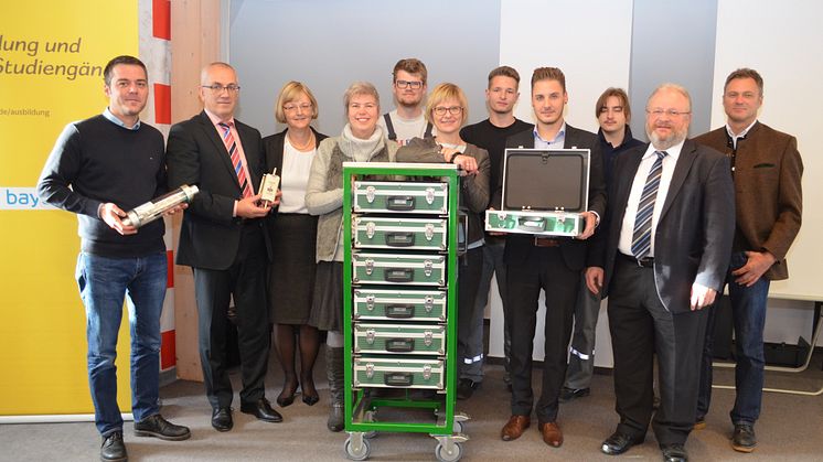 Für das langjährige Engagement beim Sammeln und Recycling von Überstromschutzorganen bekam das Bayernwerk als Belohnung einen Lernzirkelwagen für die Ausbildung