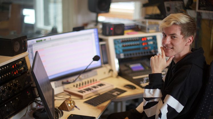 Gustav Frisk i Nils Johanssons studio, bilden är tagen av Nils.