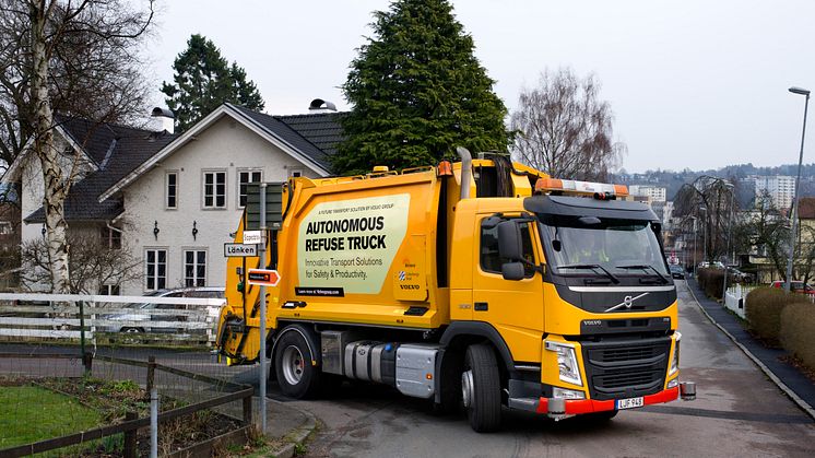 Sverigepremiär:  Nu testas Renovas självkörande sopbil 