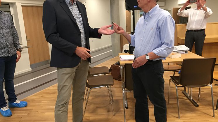Nøglen til Skovbakkeskolen bliver givet til Odder Kommune