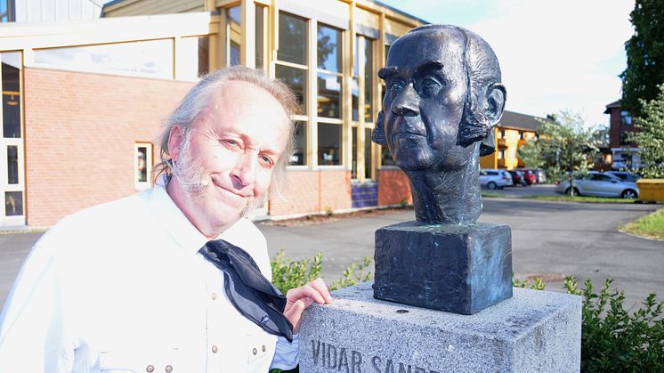 Levi Henriksen ved Sandbeck-bysten utenfor Åmot kulturhus, hvor han i kveld mottok Vidar Sandbeks kulturpris, Regnbågåbrua, for 2018. (Foto: Erik Larsen)