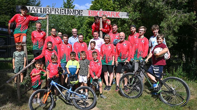 Die Mountainbiker der Naturfreunde mit den neuen Trikots. Hinten links: Gersthofens Erster Bürgermeister Michael Wörle mit Michael Smischek, LEW-Kommunalbetreuer. (LEW / Thorsten Franzisi) 